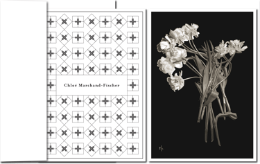 Elegante Trauerkarte mit Ornament und Blumenstrauß auf Naturpapier