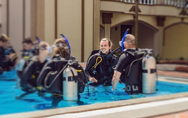 Tauchlehrer mit Schülern im Wasser