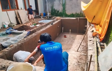 proses pemelesteran kolam renang dan jalur plumbing oleh dayanapool.
