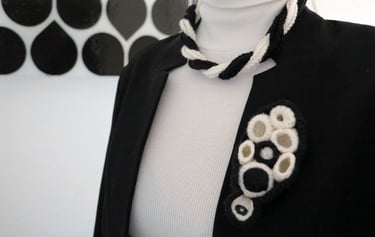 Heklani nakit, ogrlica i broš.