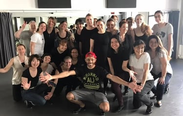 Une séance de team building chez Tap Dance Paris, les équipes autour du coach claquettes