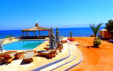 エジプトのビーチ ホリデーで、小さな家族がビーチ ルームに宿泊