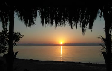 μια ανατολή πάνω από την Ερυθρά Θάλασσα με θέα τον ήλιο που ανατέλλει 