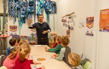Animation ludique avec des enfants guidés par un animateur autour de jeux