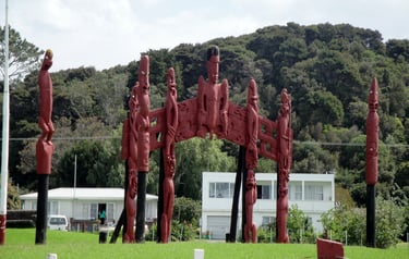 Vista panorâmica dos Waitangi Treaty Grounds com a Baía das Ilhas ao fundo, Bay of Islands.