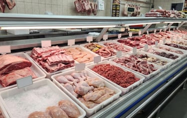 Bandeja-plástica-para-carne-na-cor-branca-modelo-reforçado-para-açougues-utilizada-para-o-armazename