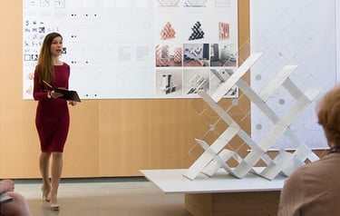 Projektantka wnętrz Justyna Grodzka z unikalnym parawanem swojego projektu