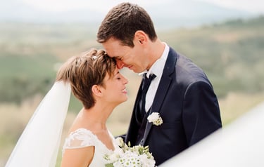 Sposi che sorridono in un giardino