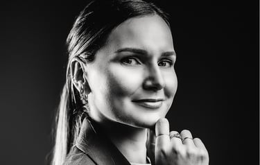 Portrait professionnel en noir et blanc réalisée dans un studio à Pau