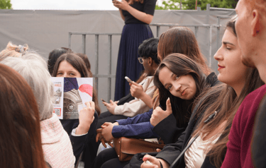 jeunes de néoléa à la courneuve travaillant sur la résistance au défilé du 14 juillet 2024