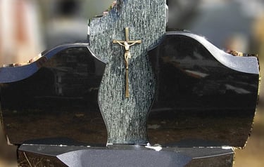 trijų dalių paminklas su žaliu akmeniu