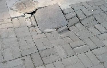 Piso intertravado com defeito