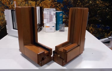 Dos muestras en ángulo de Ventanas de madera.