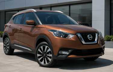 Nissan Kicks 2017 marrom em showroom externo com vista frontal 3/4 e iluminação natural.