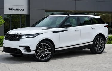 Land Rover branco em frente a showroom externo com design moderno durante recall por falha elétrica