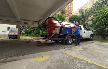 desentupimento com caminhão combinado de hidrojateamento e sucção