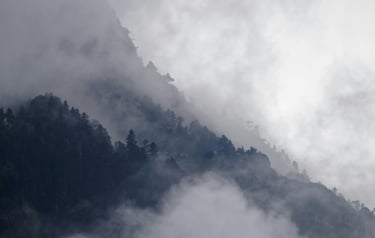 vue des montagnes de Cauterets dans le brouillard