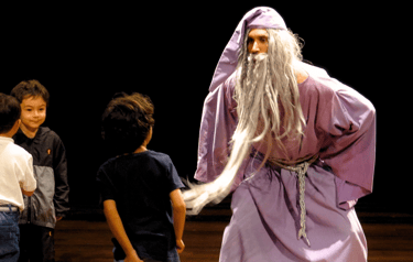 Espetáculo Histório de Lobos (Grupo S.V. Lab. de teatro) com o Mago a conversar coma as crianças do público