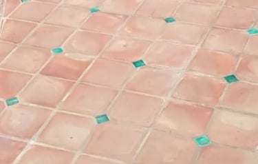 Carreaux terre cuite et cabochons verts