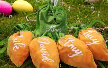 Personalisierte Osterdekoration aus Holz – handgemachte Anhänger und Geschenke im Boho‑Stil