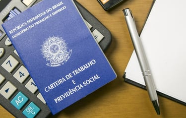 Foto de uma carteira de trabalho que representam o direito previdenciário