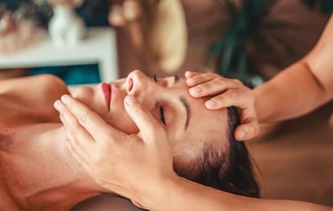 Emilia Tura wykonuje masaż twarzy w Jaworznie, metodą Lomi Lomi