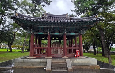 Building housing pedestal and capstone