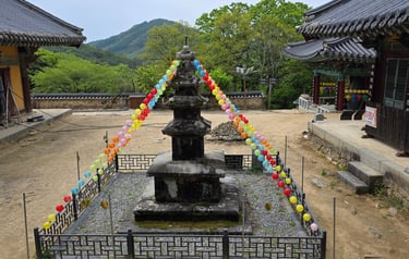 3 storey stone pagoda flanked by Hwaeomgangdang Lecture Hall and Gogeumdang Hall