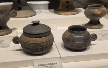 Gaya period jars with handles