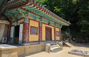 Building housing the Sakyamuni Buddha statue and associated artworks