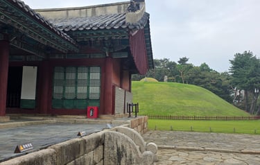King Jungong tomb and tomb keeper's house