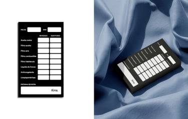 Tarjeta de cambio de aceite y filtros sobre fondo blanco y azul