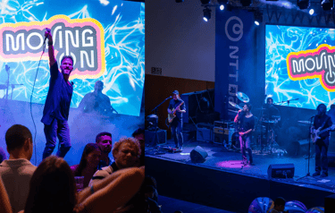 Collage de los músicos de Moving On tocando en directo y el logo proyectado en pantalla