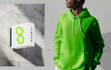 Rótulo de Phobia Labs a la izquierda y chico con sudadera verde a la derecha