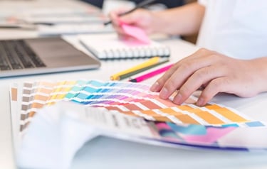 Mediengestaltung mit Farbkarten Pantone