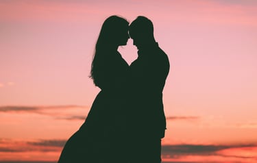 casal apaixonado ao anoitecer, por do sol