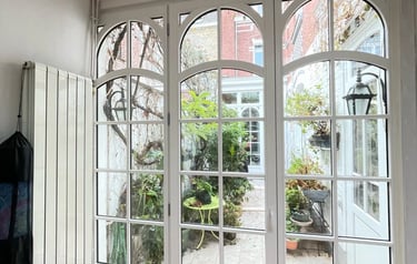 Porte fenêtre en bois blanc vue de l'intérieur