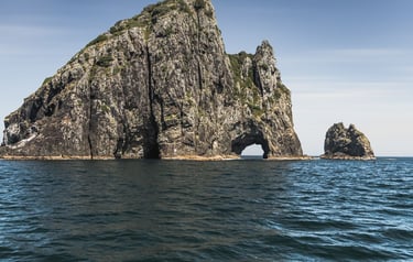 vista do barco para Hole in the Rock Bay of Islands