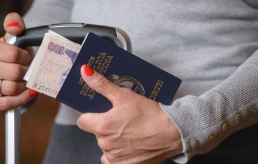 Passageiro na fila de embarque segurando passaporte, com terminal movimentado ao fundo.