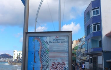 vista da placa na praia de cantrearas em las palmas de gran canaria