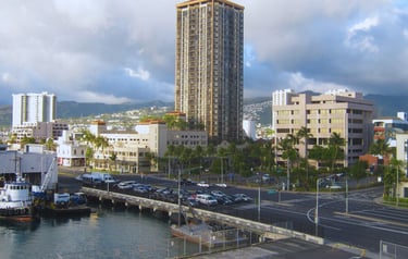 vista do navio ancorado em honolulu com vista para a cidade