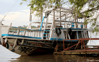 Barco en río Gambia