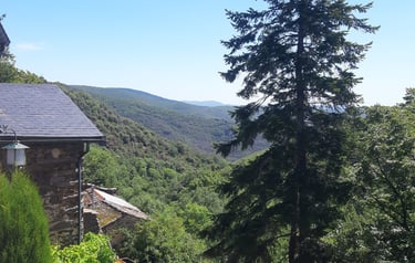 Vue dominante depuis la terrasse du gîte la Petite Corse à Rosis dans le Haut-Languedoc