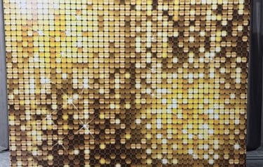 Glamorous fotobooth-backdrop met gouden accenten – huwelijksfeest in West-Vlaanderen