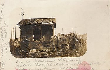 Durch einen Luftangriff auf Valenciennes zerstörte Eisenbahngleise