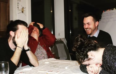 Soirée jeux entre amis, pleine de rires et de complicité, animée dans un cadre chaleureux.