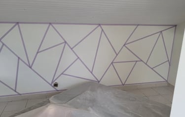 une pièce avec un mur sur lequel se trouve un mur avec un motif