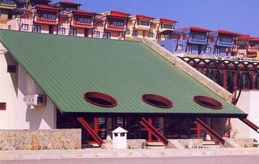 tatil köyündeki yapılara kenet çatı uygulaması