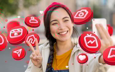 Imagen de una chica joven subiendo una foto a sus redes sociales con emoticones a su alrededor.
