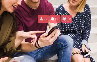 Imagen de chicos reaccionando a contenido en las redes sociales